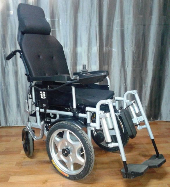 Кресло коляска с электроприводом для пожилых людей и инвалидов E-toro mobility 35М Кресло коляска с электроприводом для пожилых людей и инвалидов E-toro mobility 35М